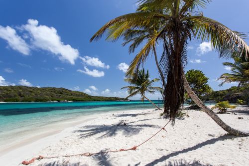 Strand vor türkisem Meer